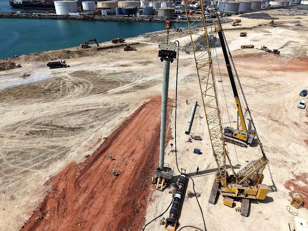 Battage de pieux à terre, vue aérienne