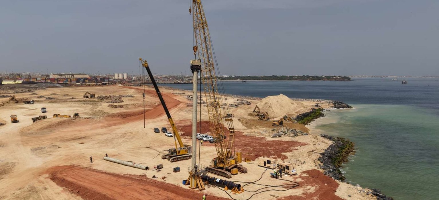 Battage de pieux sur site, en bord de mer
