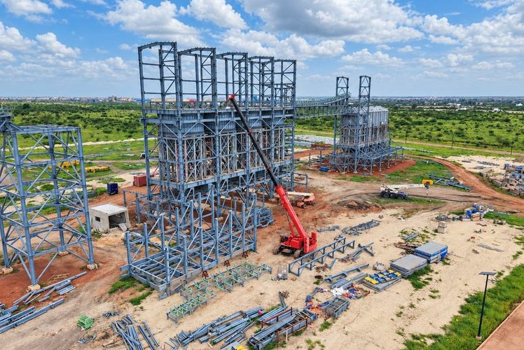 Charpente des silos en cours de montage