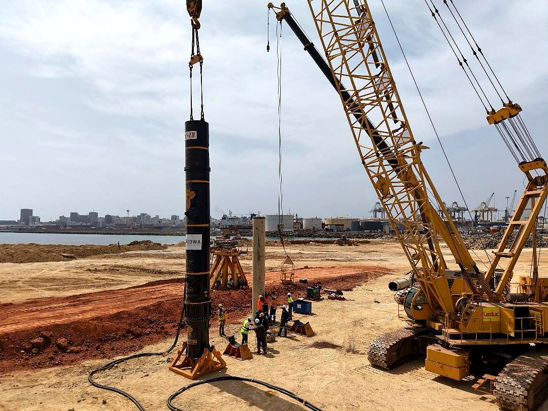 Fonçage de pieux à terre, grue sur chenilles