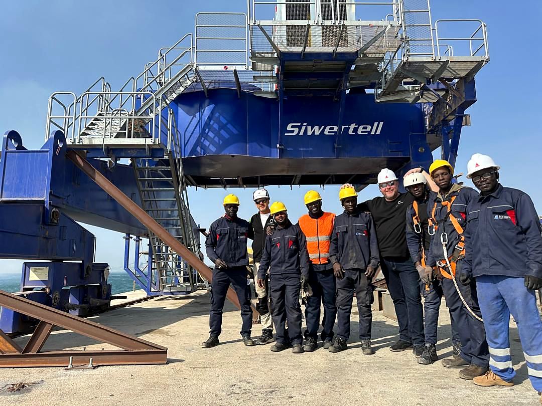 Une partie de l’équipe de montage de la grue Siwertell