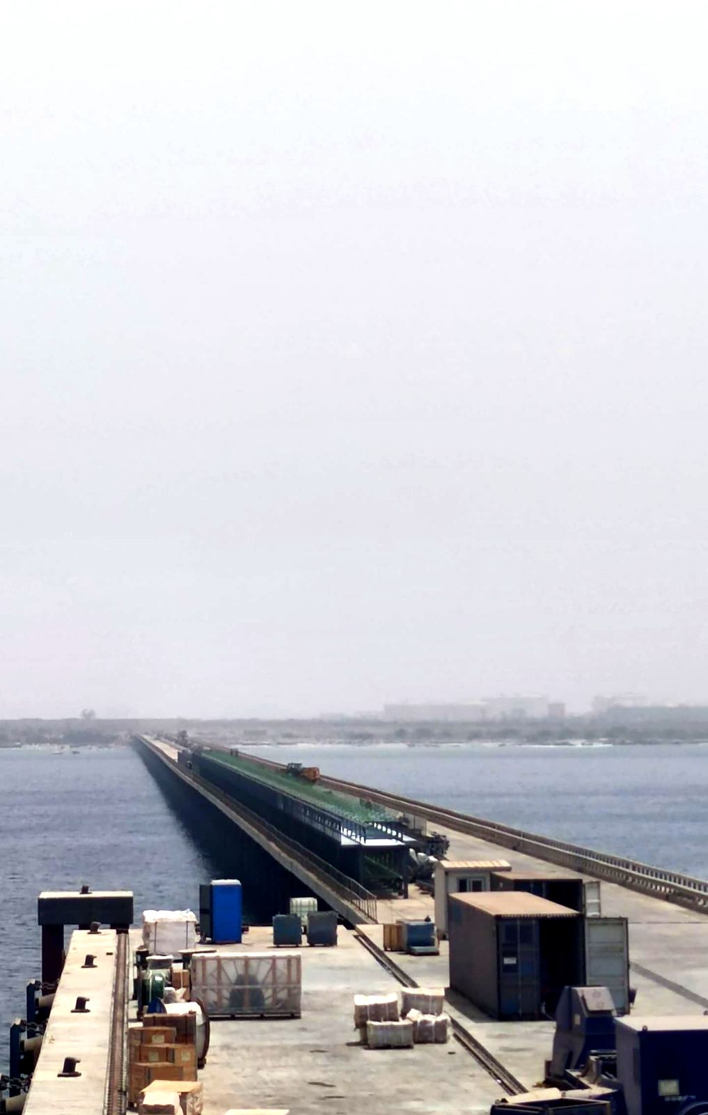 Vue sur le convoyeur depuis le quai