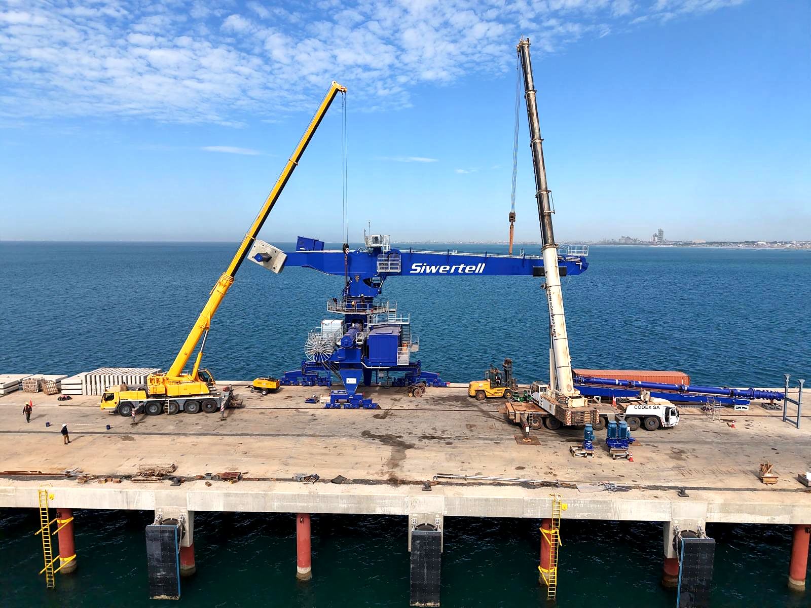 Levage de la flèche d’une grue suceuse pour le quai minéralier
