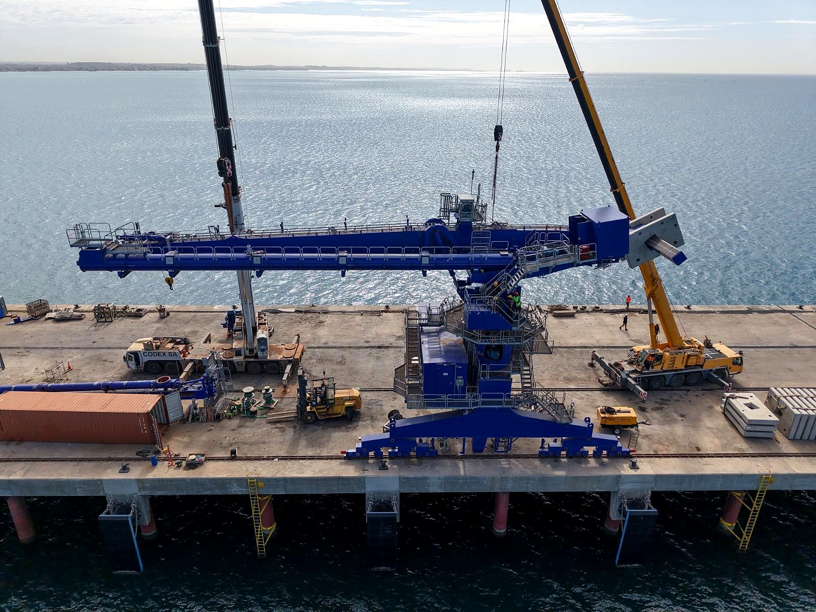 Grue Siwertell et engins de levage sur le quai