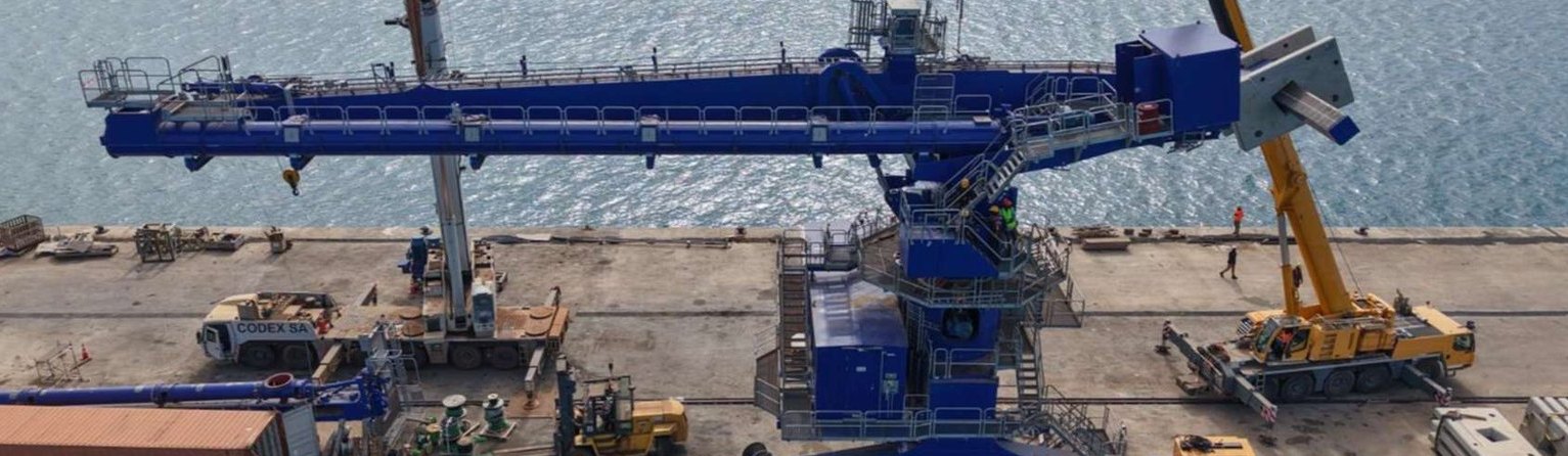 Grue Siwertell et engins de levage sur le quai
