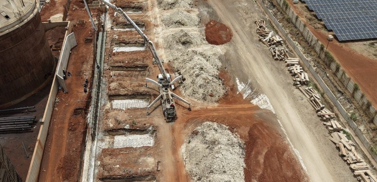 Bétonnage à la pompe en bordure de bac de stockage