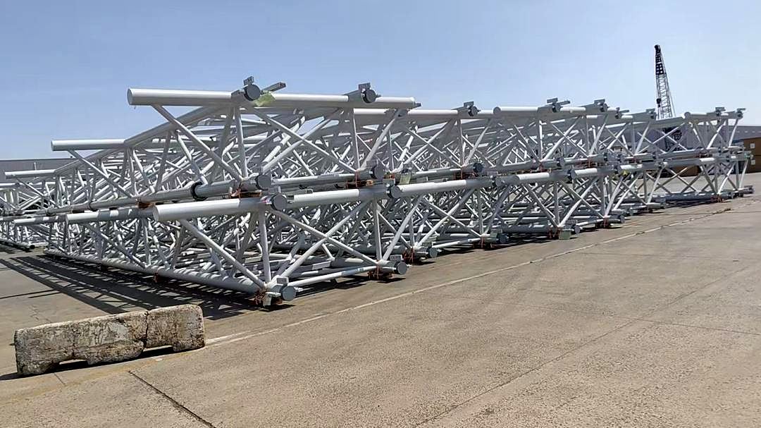 Travées treillis prêtes pour le montage