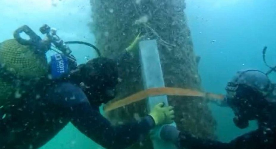 Pose des anodes sur les pieux de la jetée
