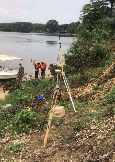 Station de positionnement GNSS sur la berge