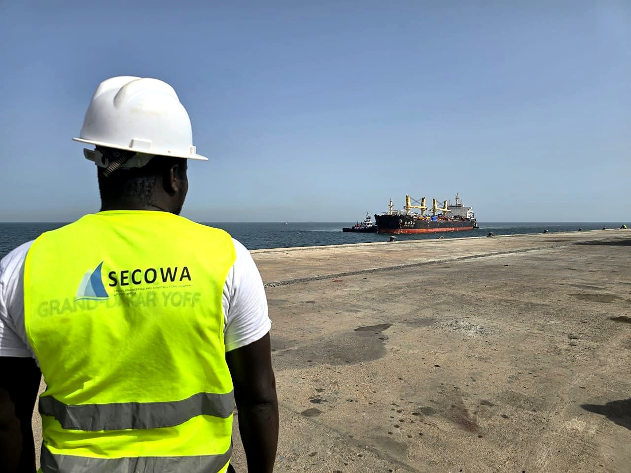 Un ingénieur SECOWA face au quai de Bargny-Sendou